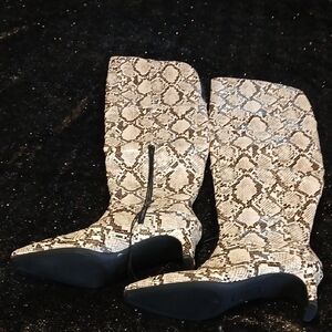 Black and White Heeled Boots with Pointed Toe